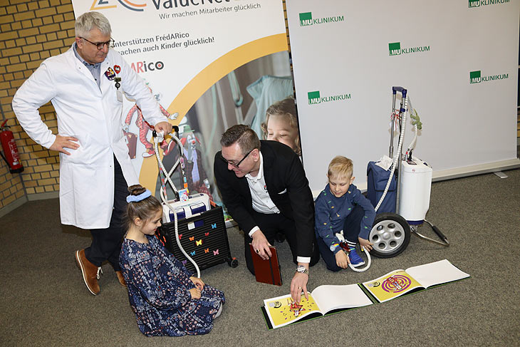 Prof. Dr. med. Nikolaus Haas, Leiter der Abteilung Kinderkardiologie, Markus Strobl, Gründer des Startups SO GEHT WOW, mit den Patienten Romina (9) und Marko (5), die im LMU Klinikum auf ein neues Herz warten (©Foto: Martin Schmitz)